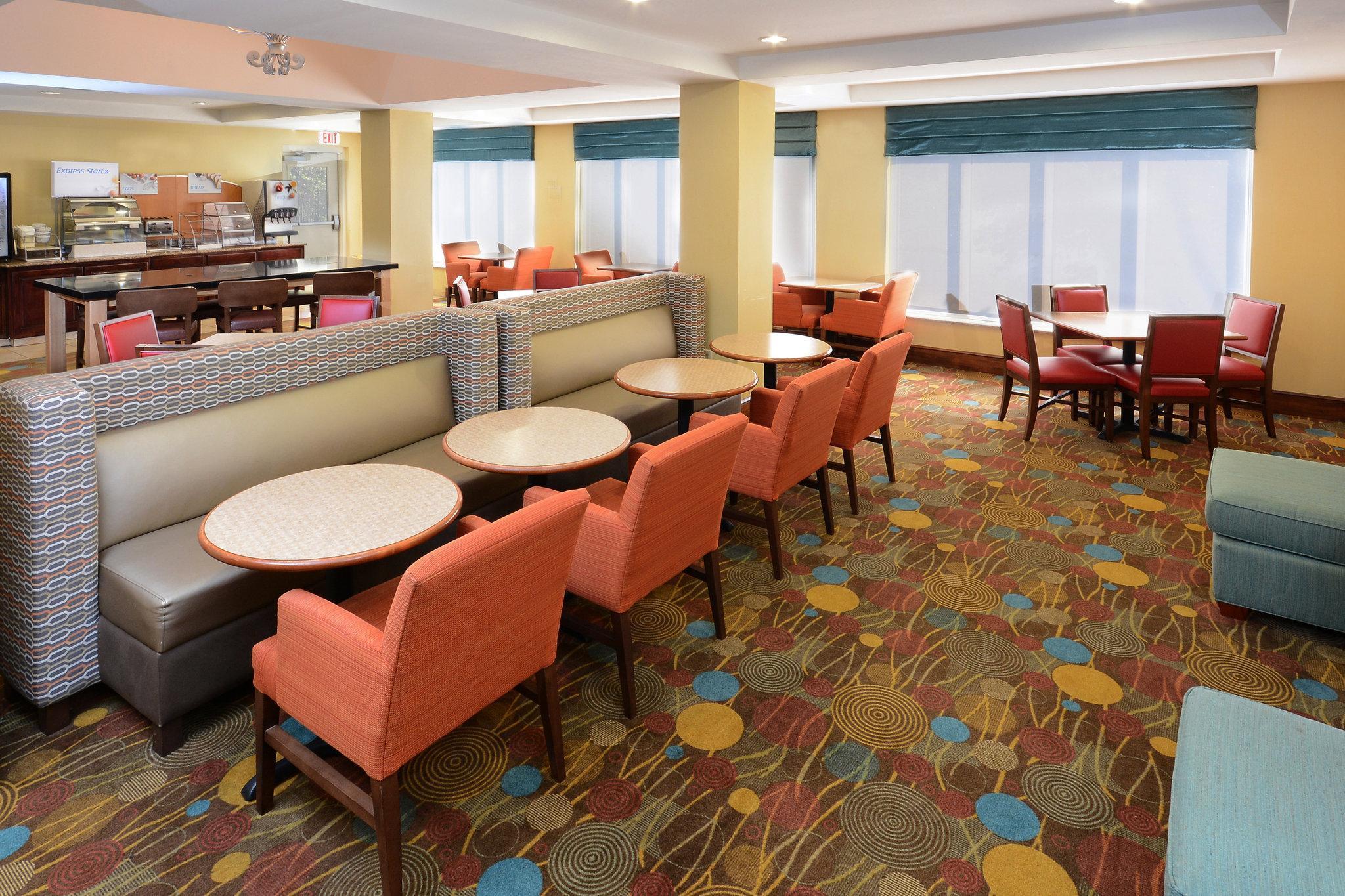 Holiday Inn Express Hotel & Suites Greensboro - Airport Area By Ihg Exterior photo
