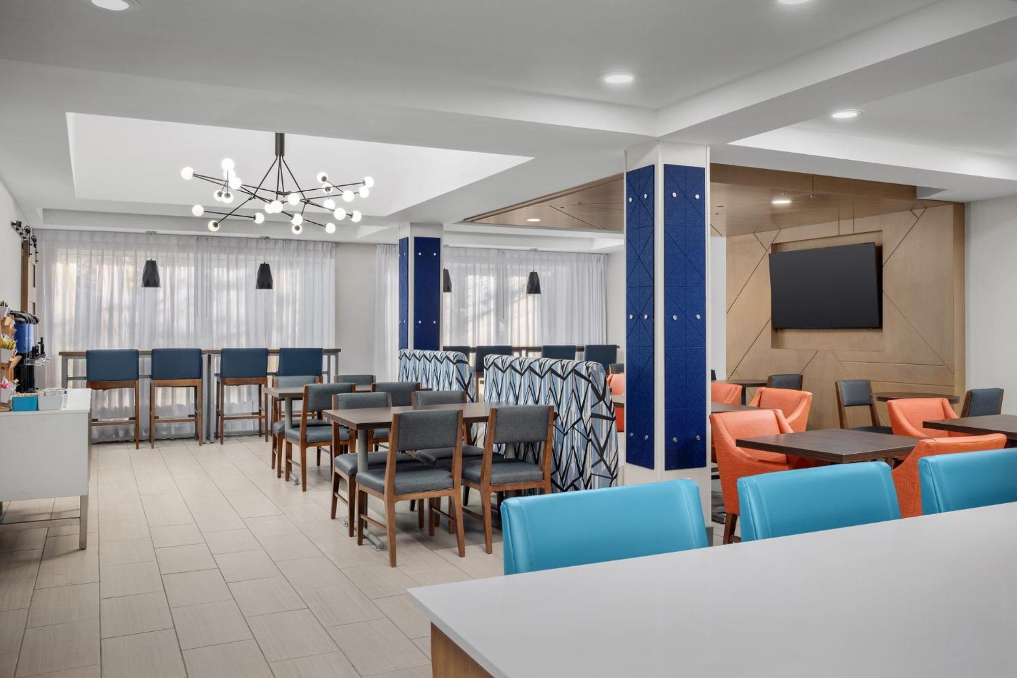 Holiday Inn Express Hotel & Suites Greensboro - Airport Area By Ihg Exterior photo