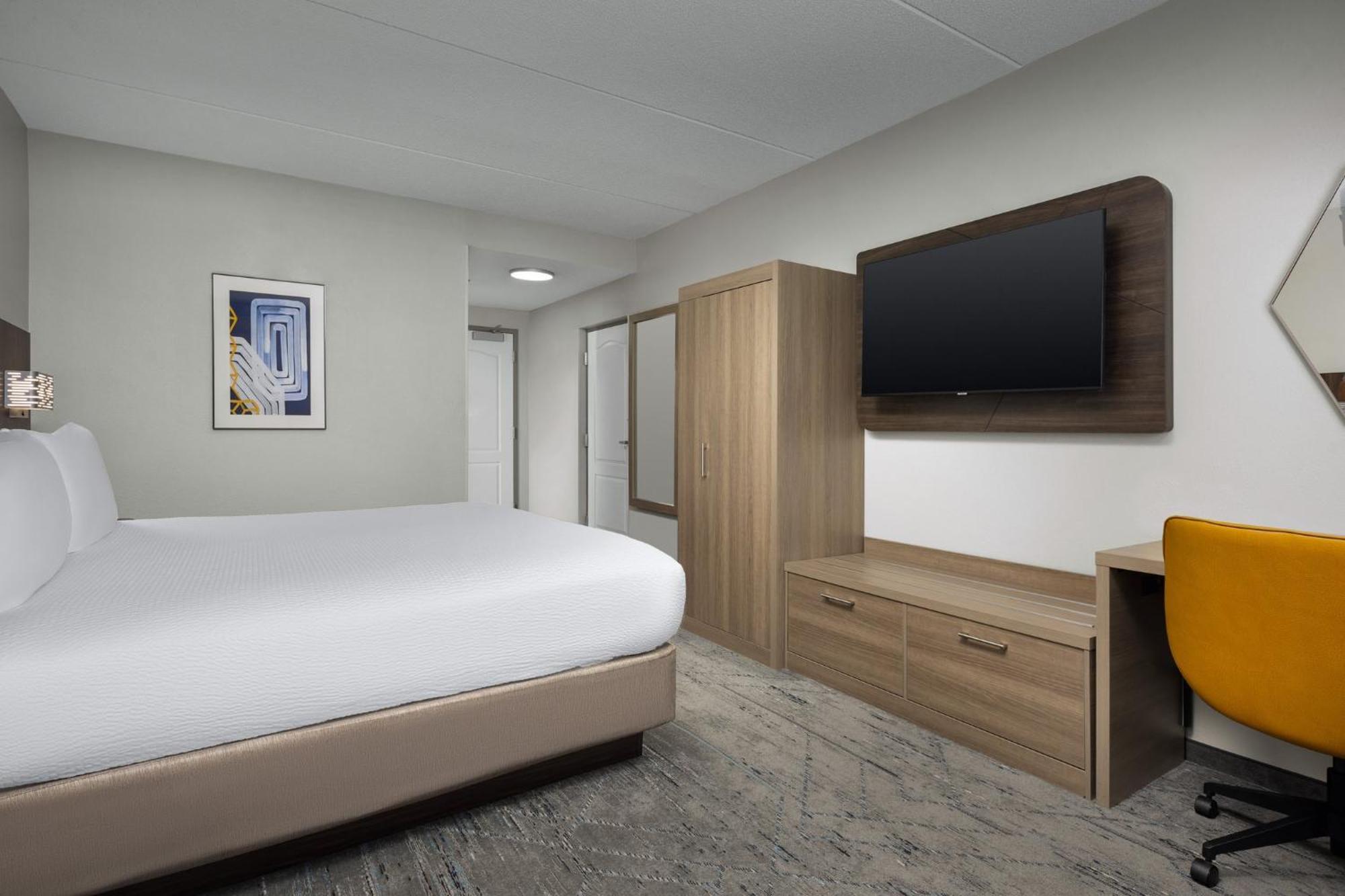 Holiday Inn Express Hotel & Suites Greensboro - Airport Area By Ihg Exterior photo