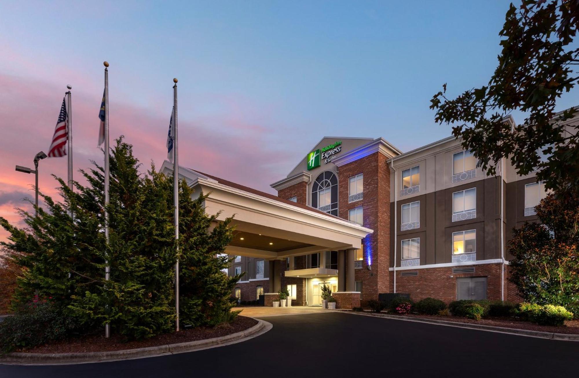 Holiday Inn Express Hotel & Suites Greensboro - Airport Area By Ihg Exterior photo