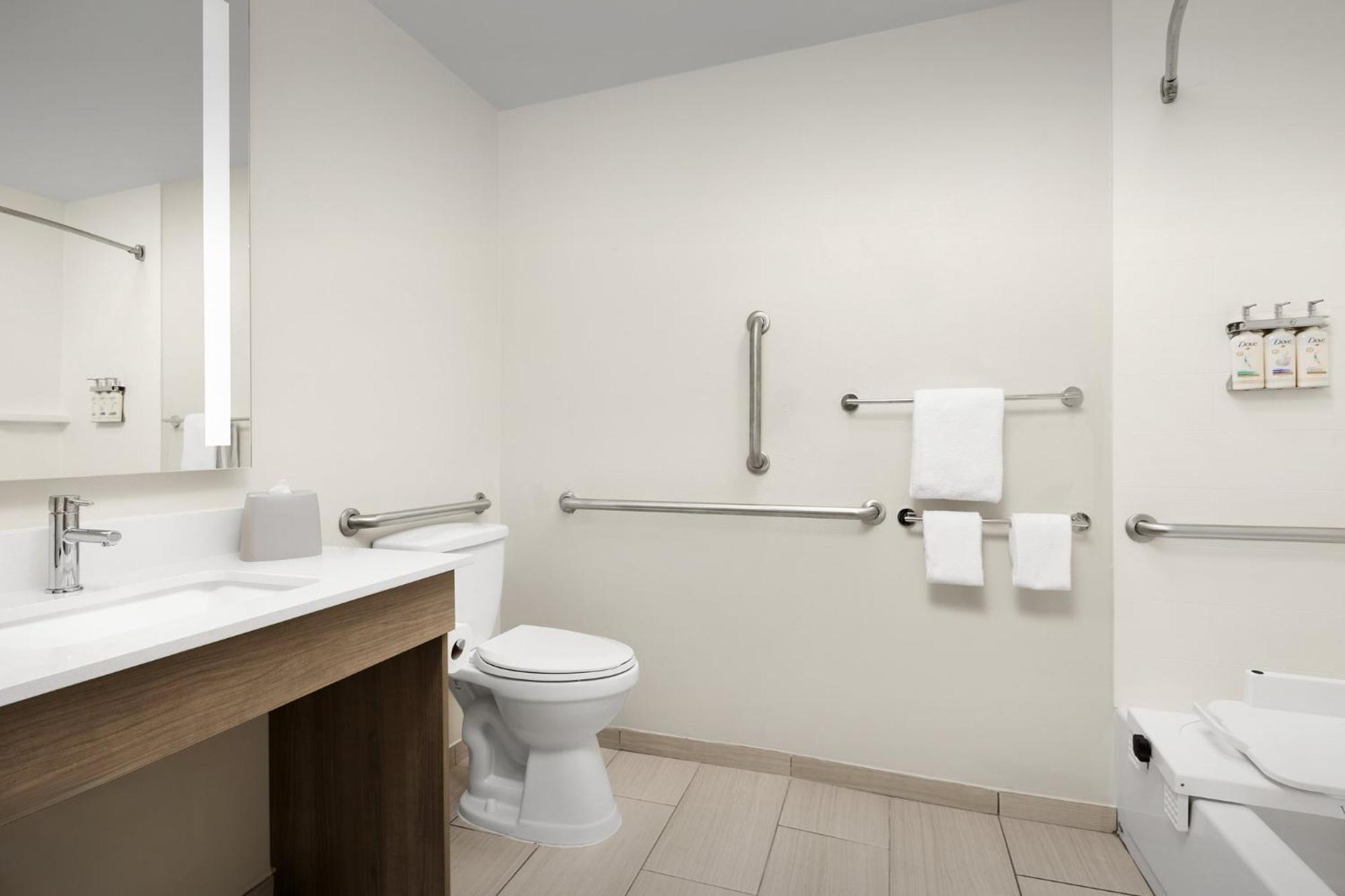 Holiday Inn Express Hotel & Suites Greensboro - Airport Area By Ihg Exterior photo