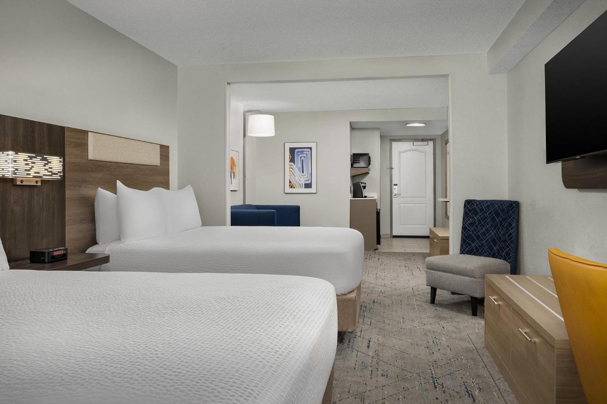 Holiday Inn Express Hotel & Suites Greensboro - Airport Area By Ihg Exterior photo