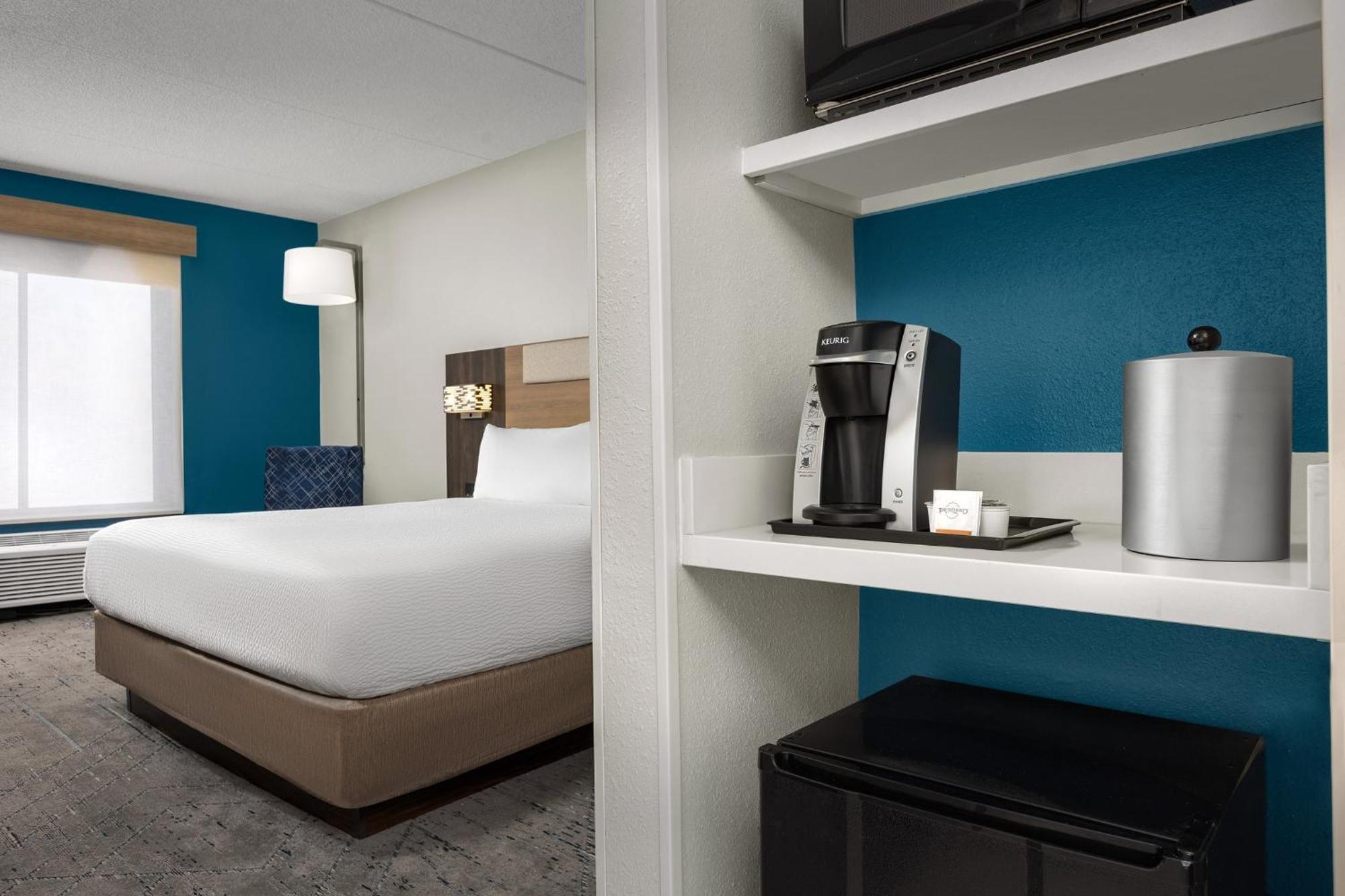 Holiday Inn Express Hotel & Suites Greensboro - Airport Area By Ihg Exterior photo