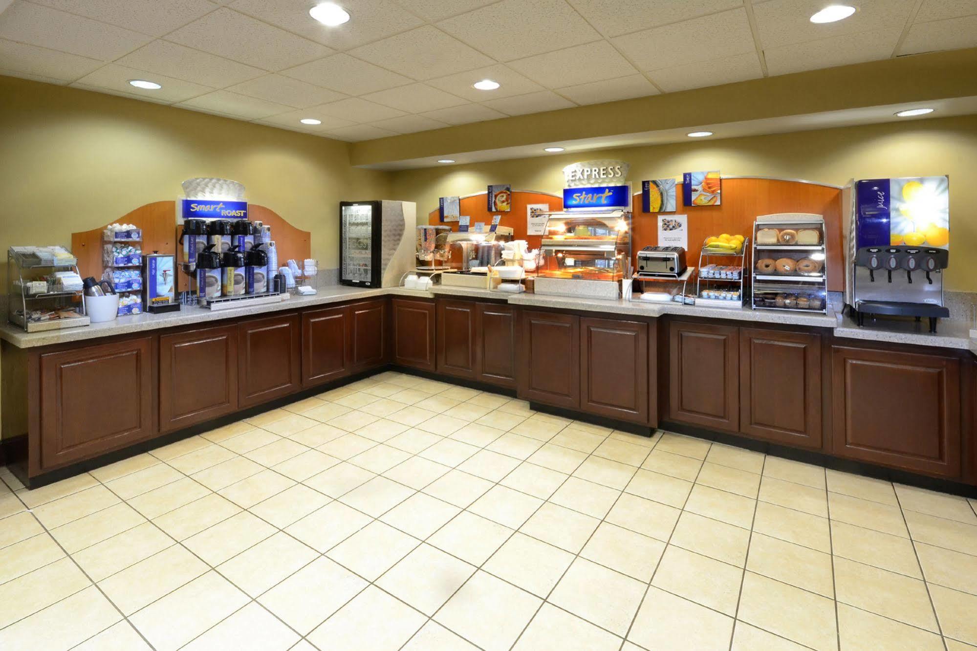 Holiday Inn Express Hotel & Suites Greensboro - Airport Area By Ihg Exterior photo